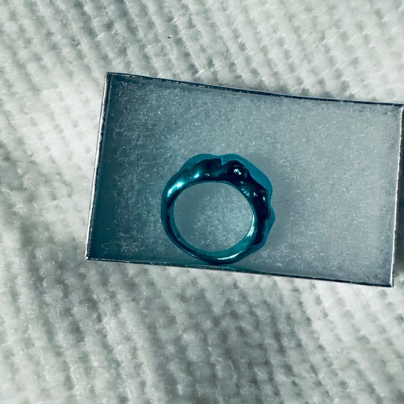 Unique Textured Twisty Metallic Ring in Metallic Blue; Size 7 - Picture 8 of 8